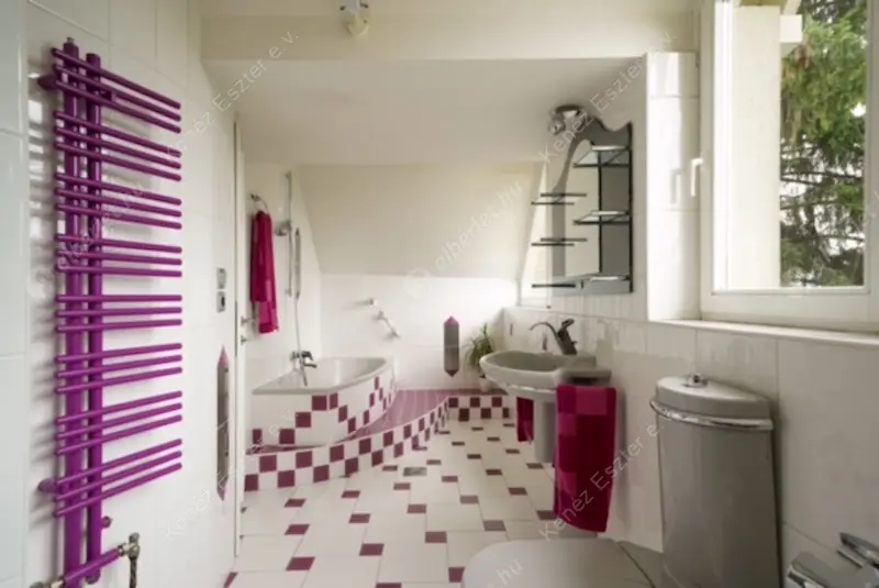 Kiadó albérlet 850000 Ft/hó áron: Budakeszi,  Virágvölgy utca. Mérete: 280 nm, 4 szobás | Alberlet.hu - 6245481