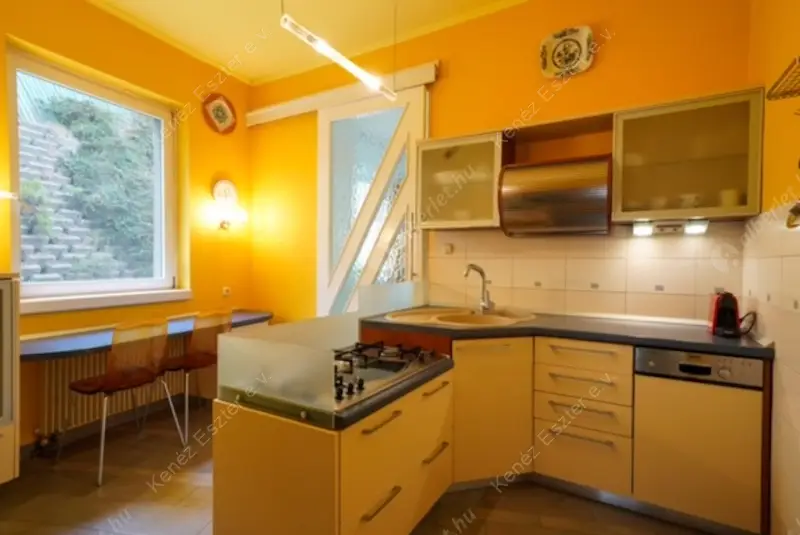 Kiadó albérlet 850000 Ft/hó áron: Budakeszi,  Virágvölgy utca. Mérete: 280 nm, 4 szobás | Alberlet.hu - 6245542