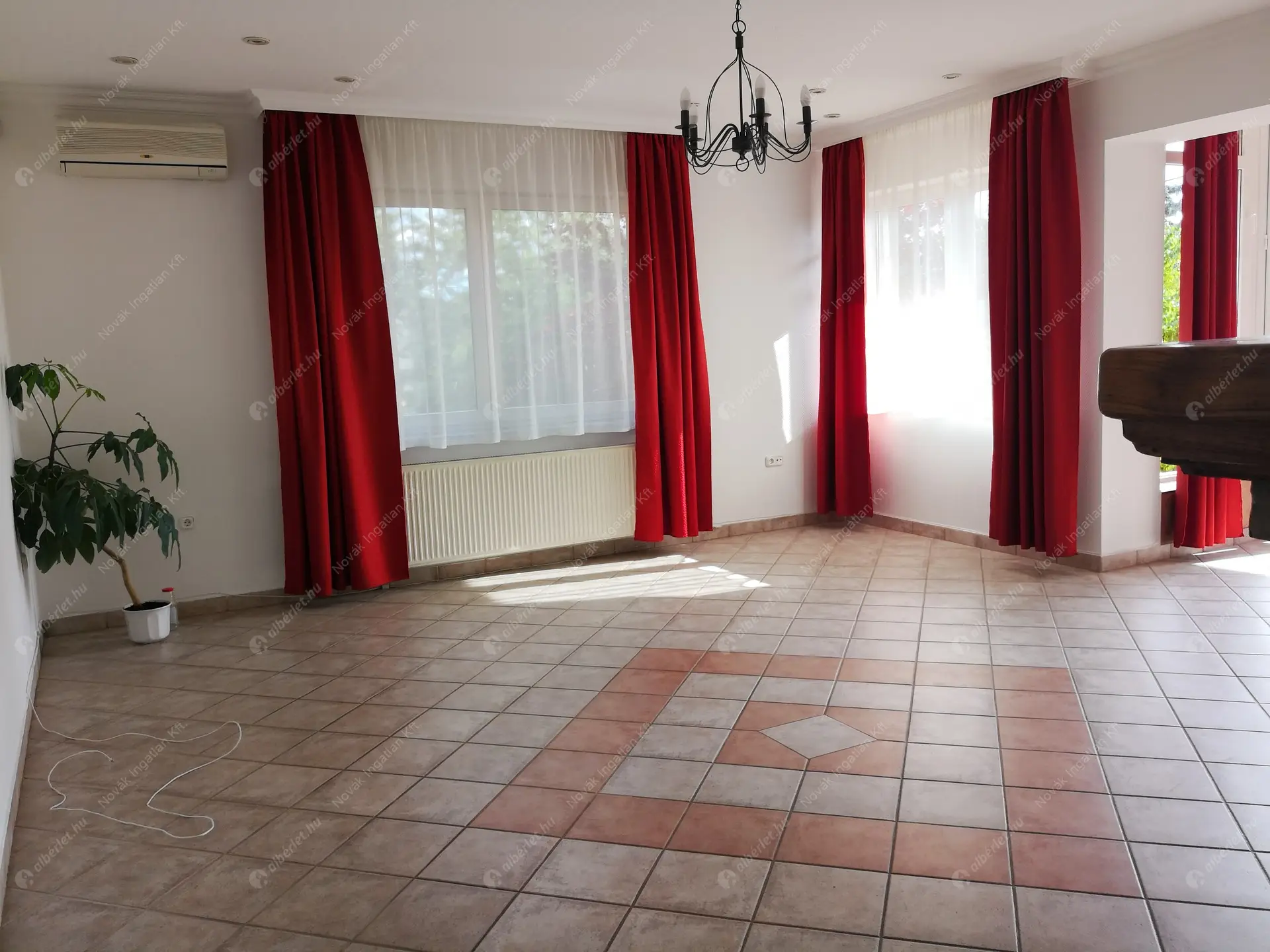 Kiadó albérlet 680000 Ft/hó áron: Budaörs,  Hóvirág . Mérete: 230 nm, 5 szobás | Alberlet.hu - 6505022