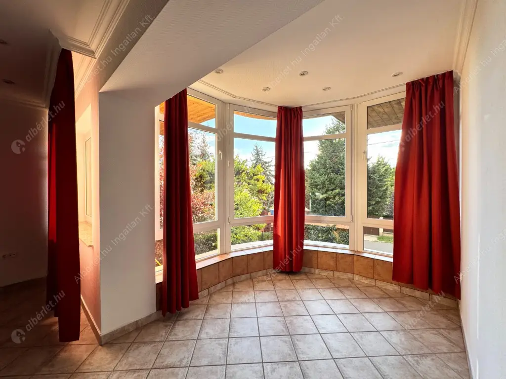 Kiadó albérlet 630000 Ft/hó áron: Budaörs,  Hóvirág utca. Mérete: 230 nm, 5 szobás | Alberlet.hu - 6587532
