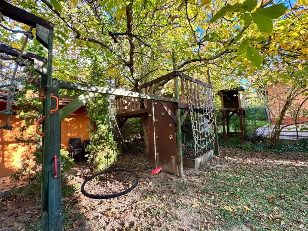 Kiadó albérlet 630000 Ft/hó áron: Budaörs,  Hóvirág utca. Mérete: 230 nm, 5 szobás | Alberlet.hu - 6587534