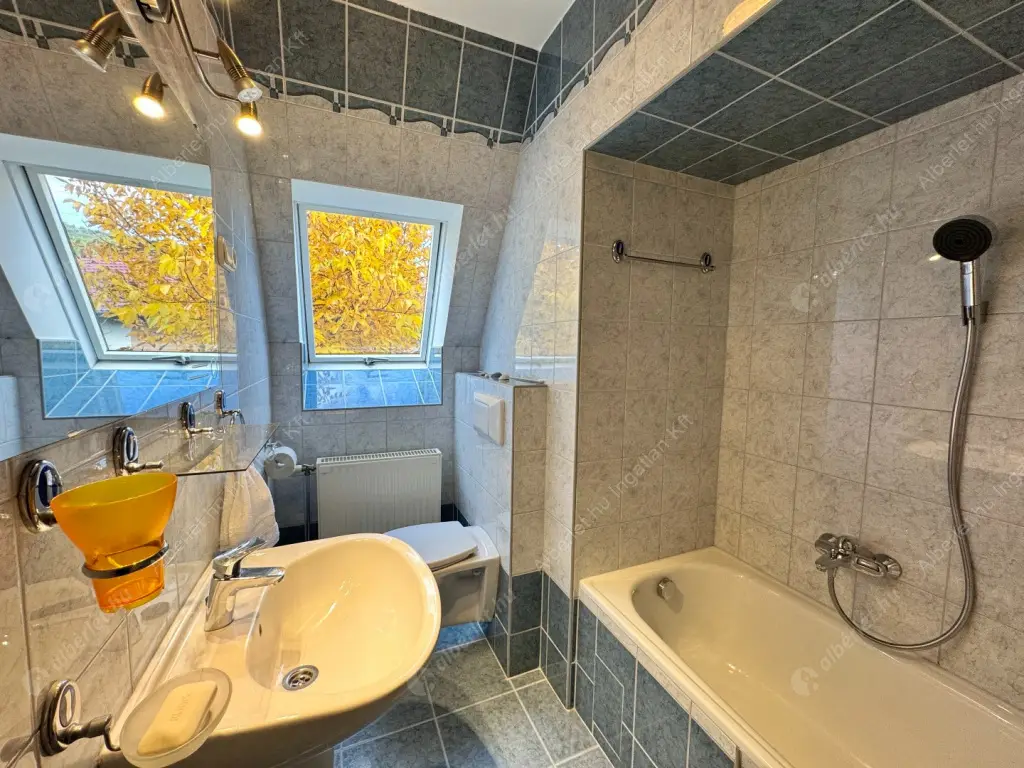 Kiadó albérlet 630000 Ft/hó áron: Budaörs,  Hóvirág utca. Mérete: 230 nm, 5 szobás | Alberlet.hu - 6587553