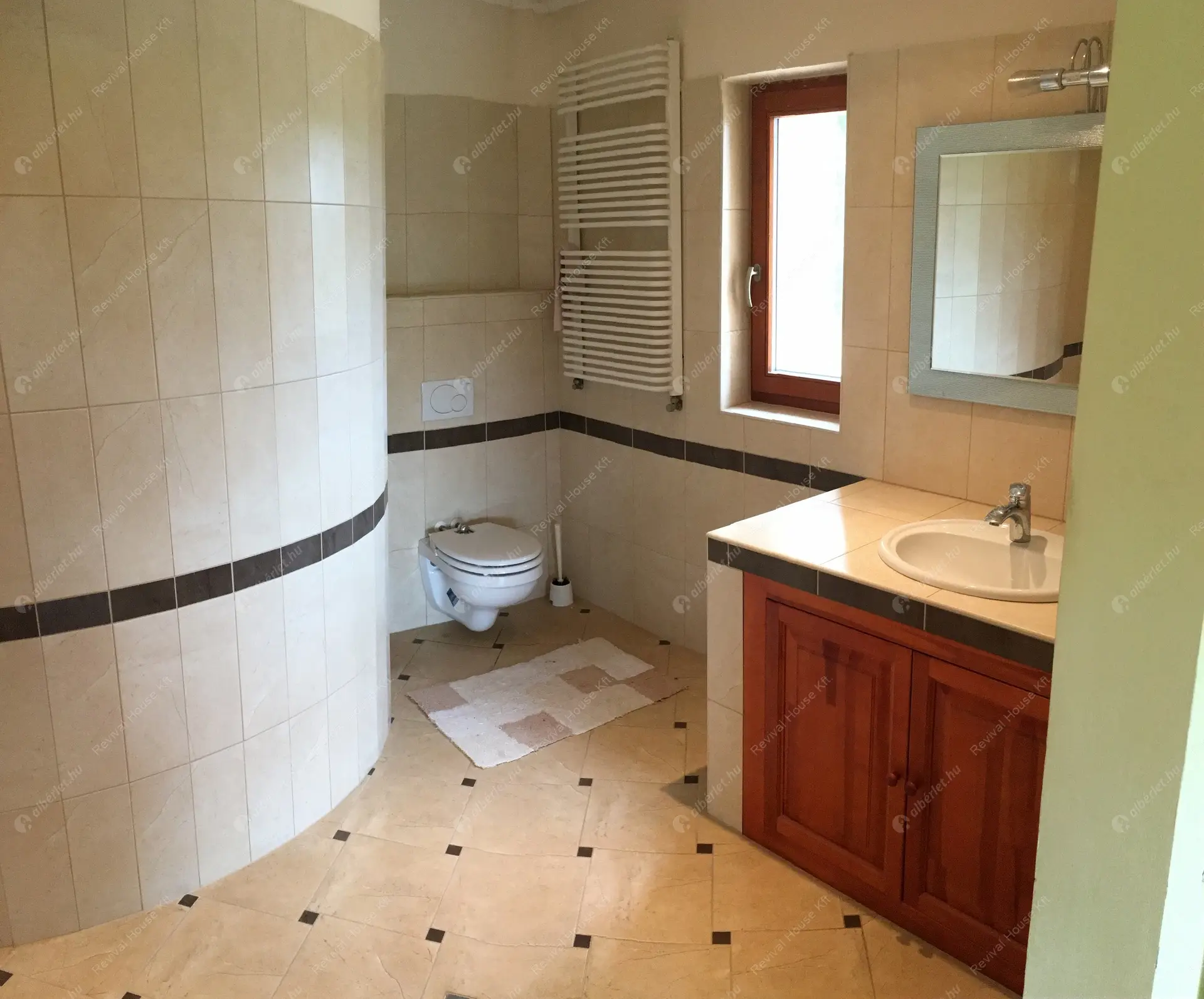 Kiadó albérlet 780000 Ft/hó áron: Budaörs,  Sólyom utca. Mérete: 270 nm, 6 szobás | Alberlet.hu - 6435357