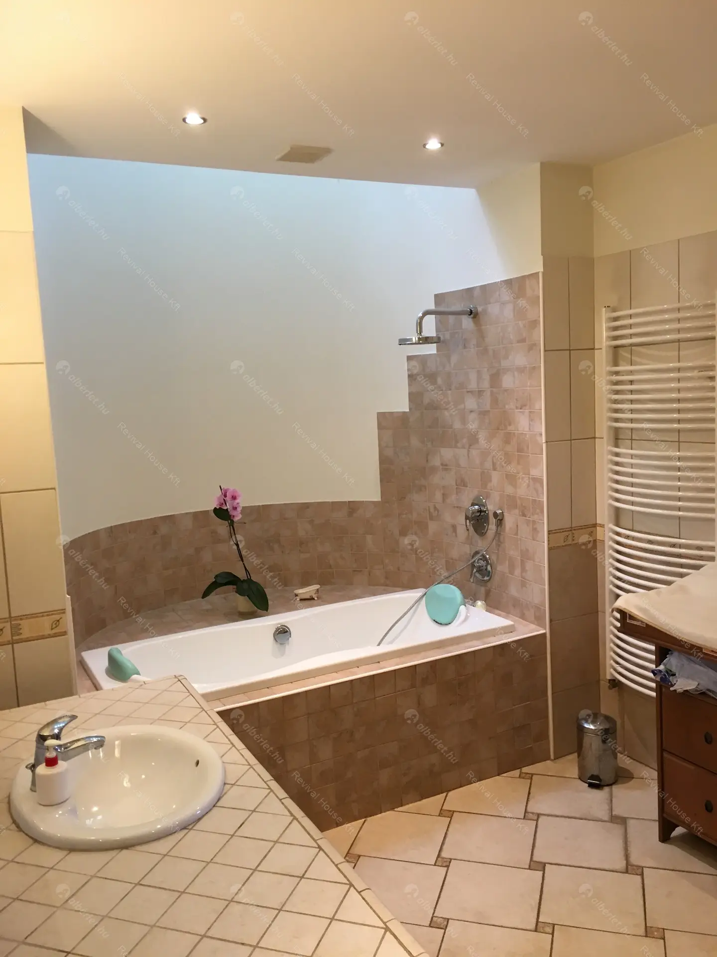 Kiadó albérlet 780000 Ft/hó áron: Budaörs,  Sólyom utca. Mérete: 270 nm, 6 szobás | Alberlet.hu - 6435367