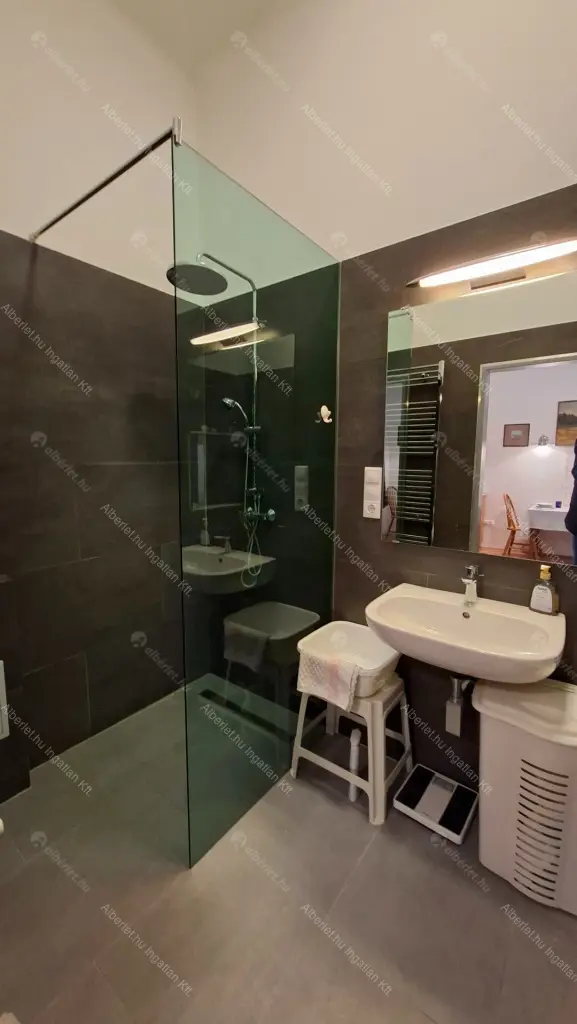 Kiadó albérlet 350000 Ft/hó áron: Budapest, I. kerület  Attila út. Mérete: 75 nm, 2 szobás | Alberlet.hu - 6692399