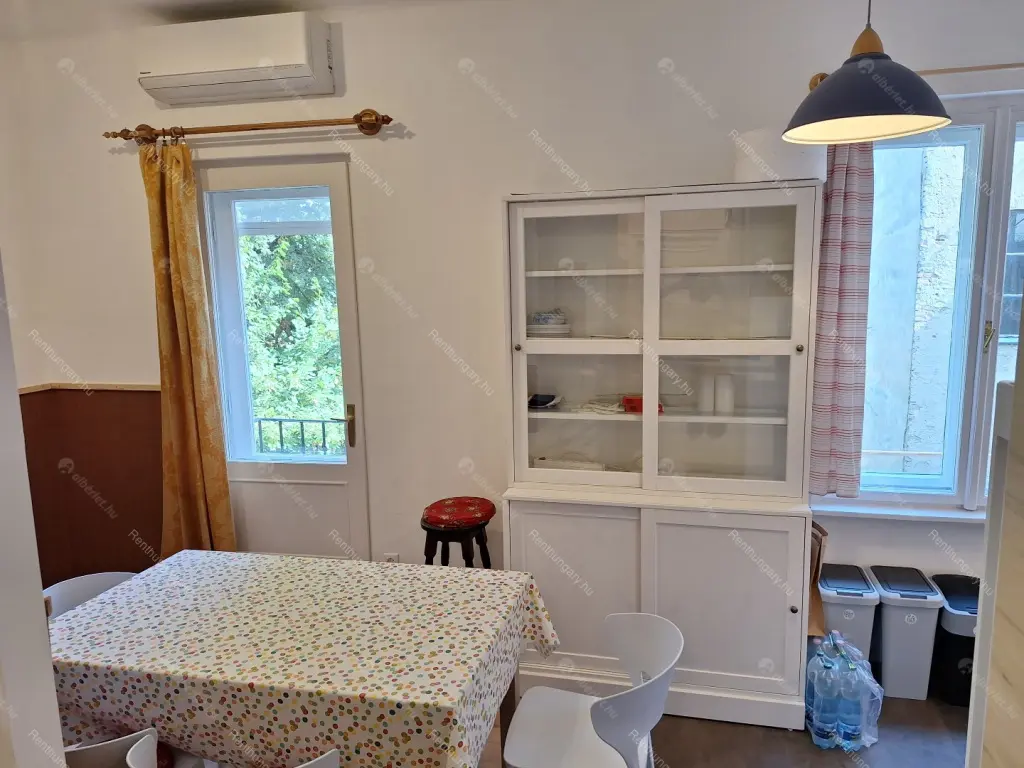 Kiadó albérlet 330000 Ft/hó áron: Budapest, I. kerület  Attila út. Mérete: 83 nm, 2 szobás | Alberlet.hu - 6672132