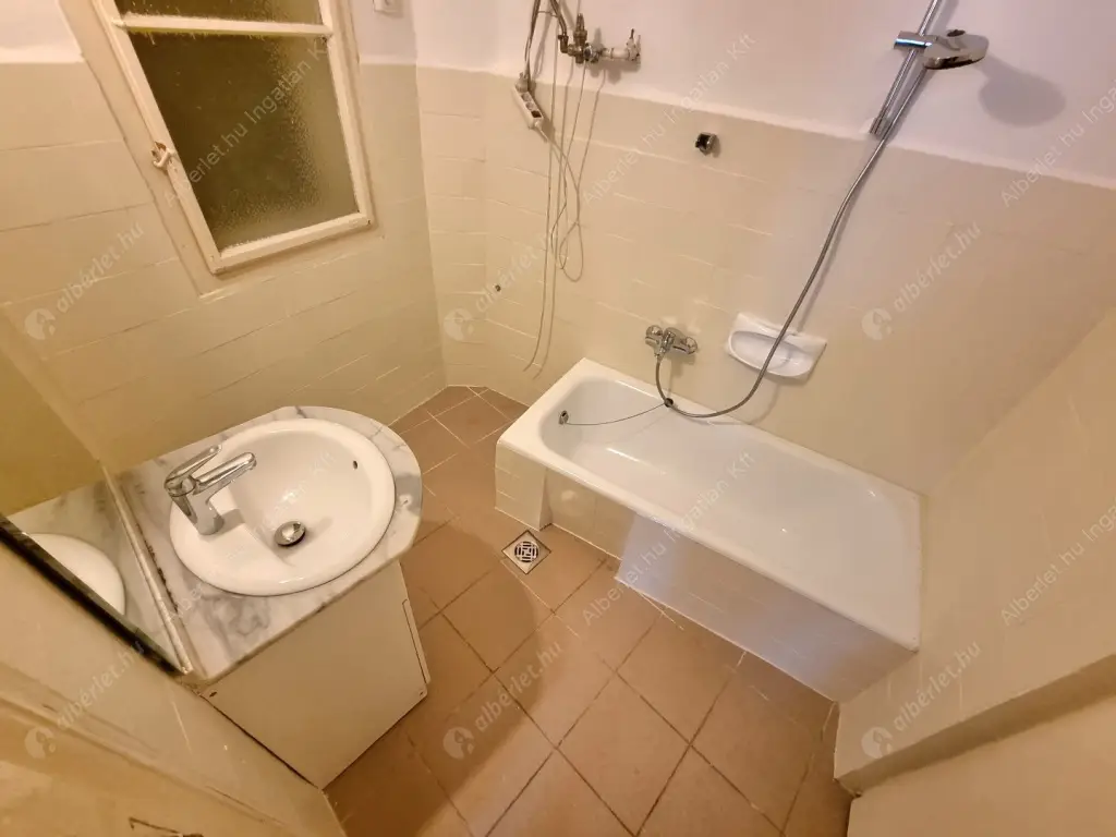 Kiadó albérlet 249000 Ft/hó áron: Budapest, I. kerület  Batthyány tér. Mérete: 74 nm, 2 szobás | Alberlet.hu - 6561652