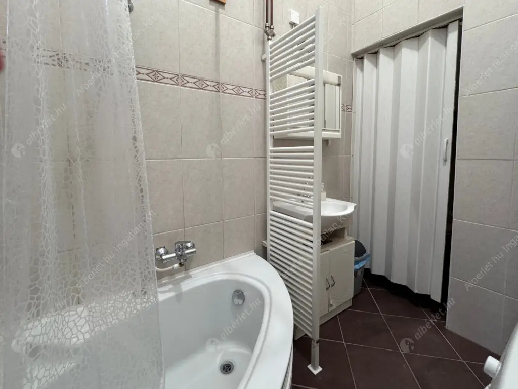 Kiadó albérlet 305000 Ft/hó áron: Budapest, I. kerület  Batthyány utca. Mérete: 73 nm, 3 szobás | Alberlet.hu - 6585113