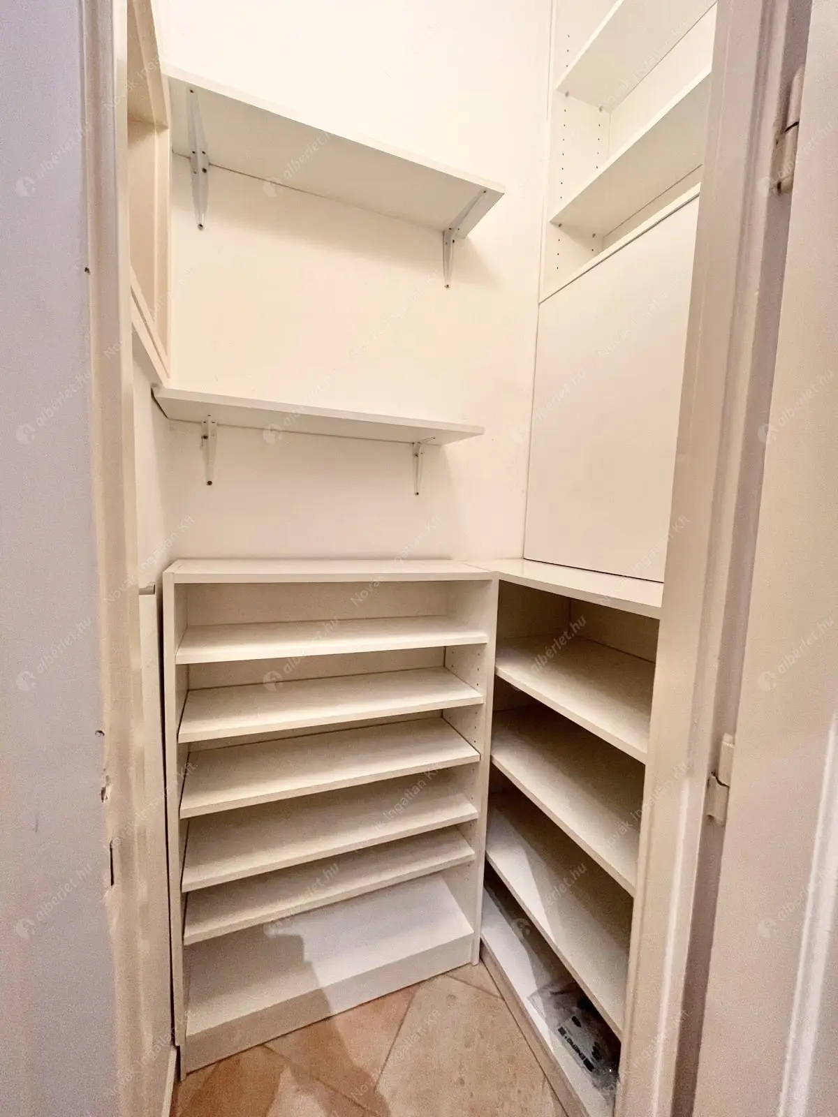 Kiadó albérlet 255000 Ft/hó áron: Budapest, I. kerület  Hattyú utca. Mérete: 46 nm, 1 szobás | Alberlet.hu - 6585802