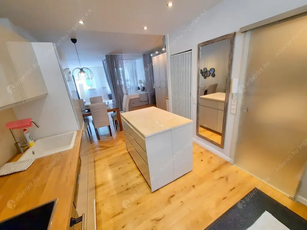 Kiadó albérlet 540000 Ft/hó áron: Budapest, I. kerület  Szentháromság tér. Mérete: 51 nm, 1 szobás | Alberlet.hu - 6625326