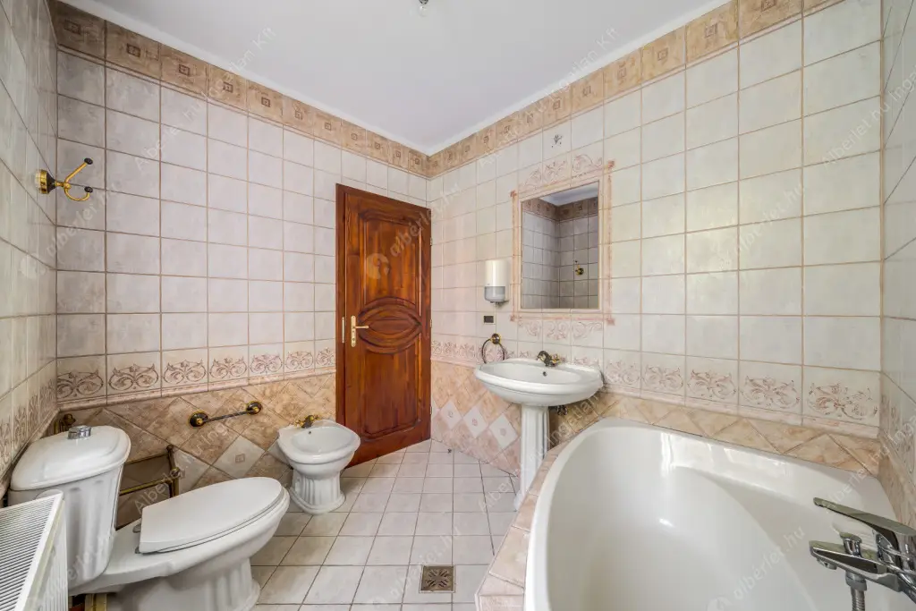 Kiadó albérlet 2900000 Ft/hó áron: Budapest, II. kerület  Áldás utca. Mérete: 638 nm, 20 szobás | Alberlet.hu - 6601944