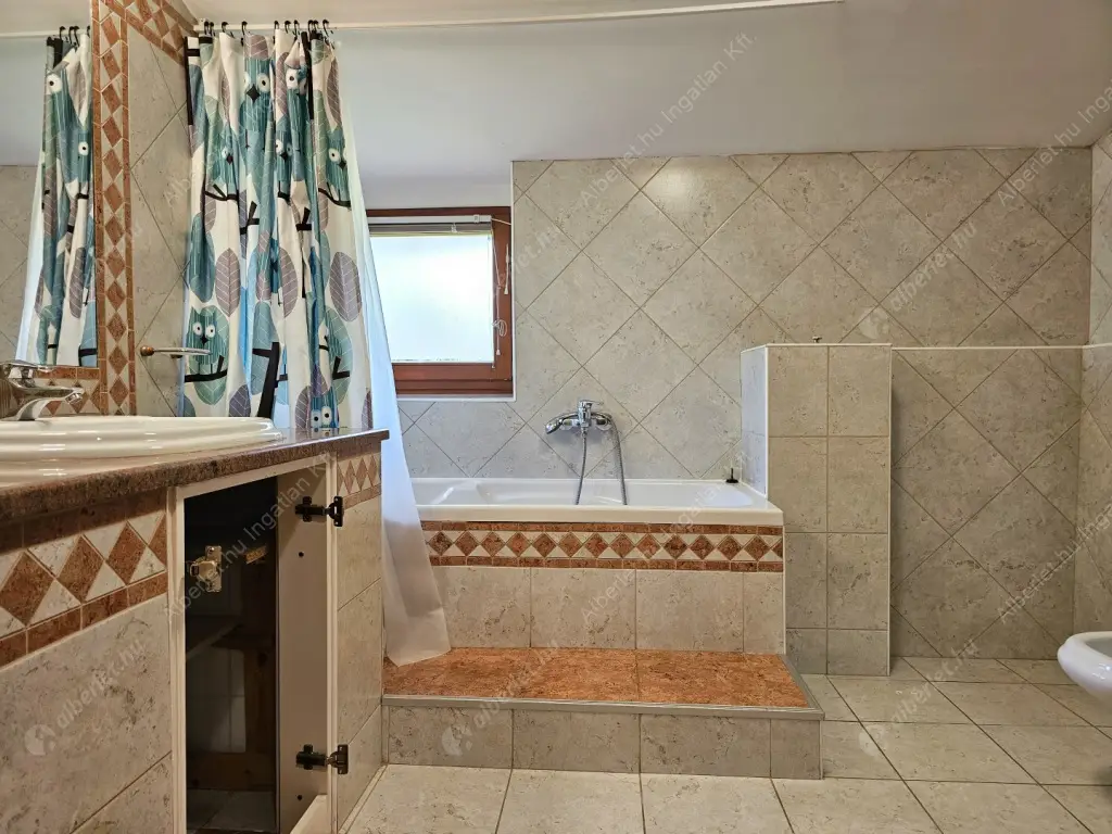 Kiadó albérlet 880000 Ft/hó áron: Budapest, II. kerület  Honvéd utca. Mérete: 280 nm, 5 szobás | Alberlet.hu - 6569497