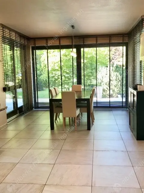 Kiadó albérlet 1917000 Ft/hó áron: Budapest, II. kerület  Sólyomvölgy utca. Mérete: 230 nm, 6 szobás | Alberlet.hu - 6587739