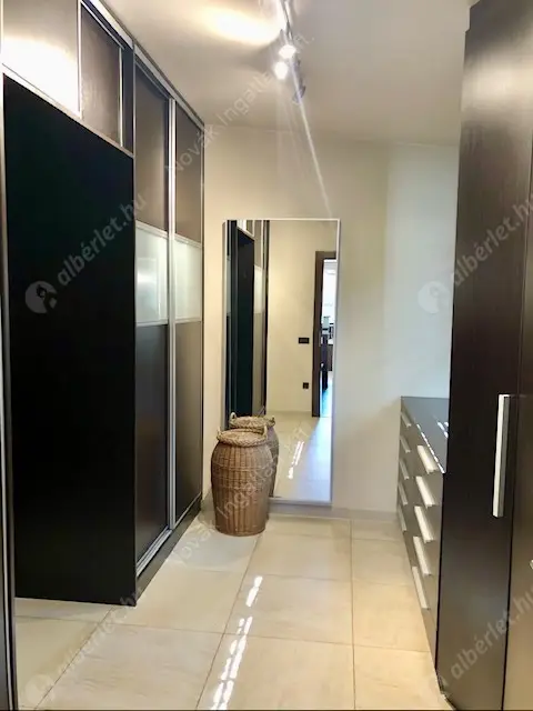 Kiadó albérlet 1917000 Ft/hó áron: Budapest, II. kerület  Sólyomvölgy utca. Mérete: 230 nm, 6 szobás | Alberlet.hu - 6587763