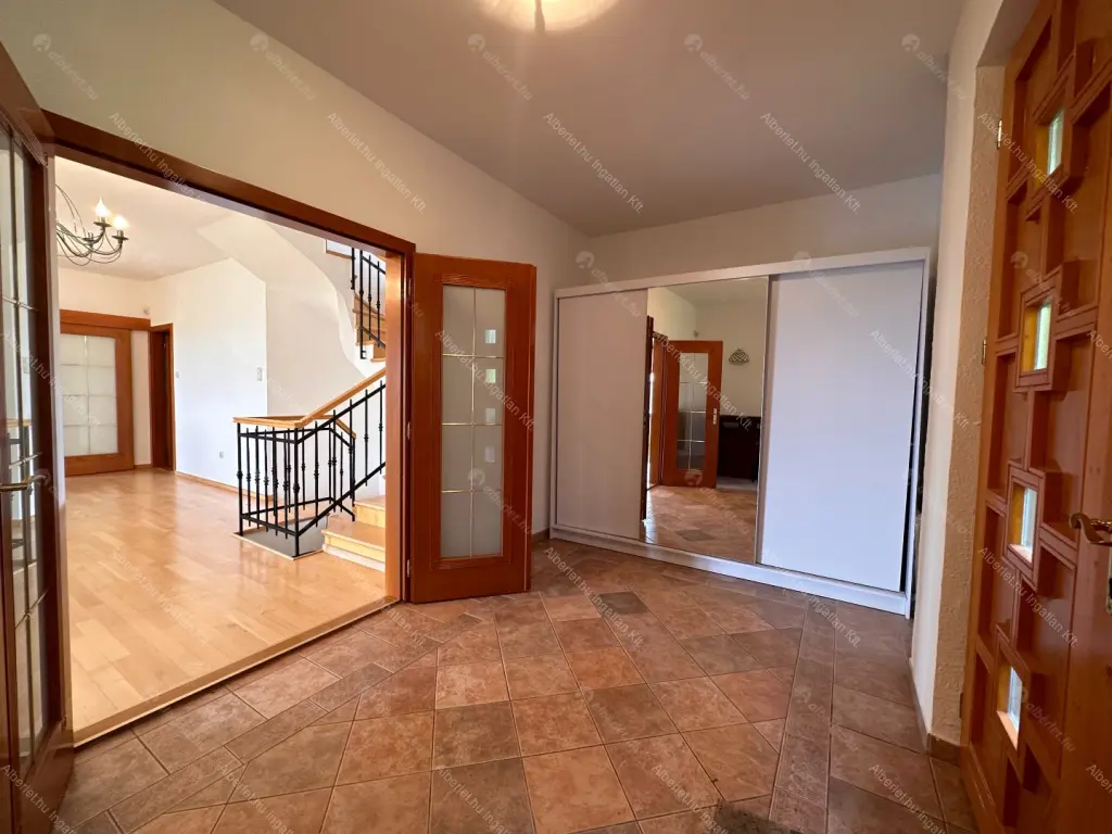 Kiadó albérlet 1144000 Ft/hó áron: Budapest, II. kerület  Turul köz. Mérete: 360 nm, 6 szobás | Alberlet.hu - 6681914