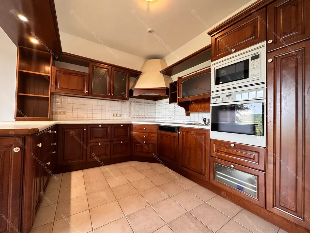 Kiadó albérlet 1144000 Ft/hó áron: Budapest, II. kerület  Turul köz. Mérete: 360 nm, 6 szobás | Alberlet.hu - 6681917