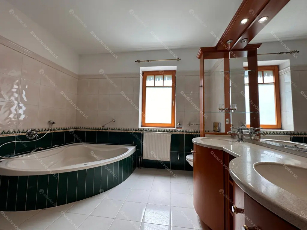 Kiadó albérlet 1144000 Ft/hó áron: Budapest, II. kerület  Turul köz. Mérete: 360 nm, 6 szobás | Alberlet.hu - 6681922