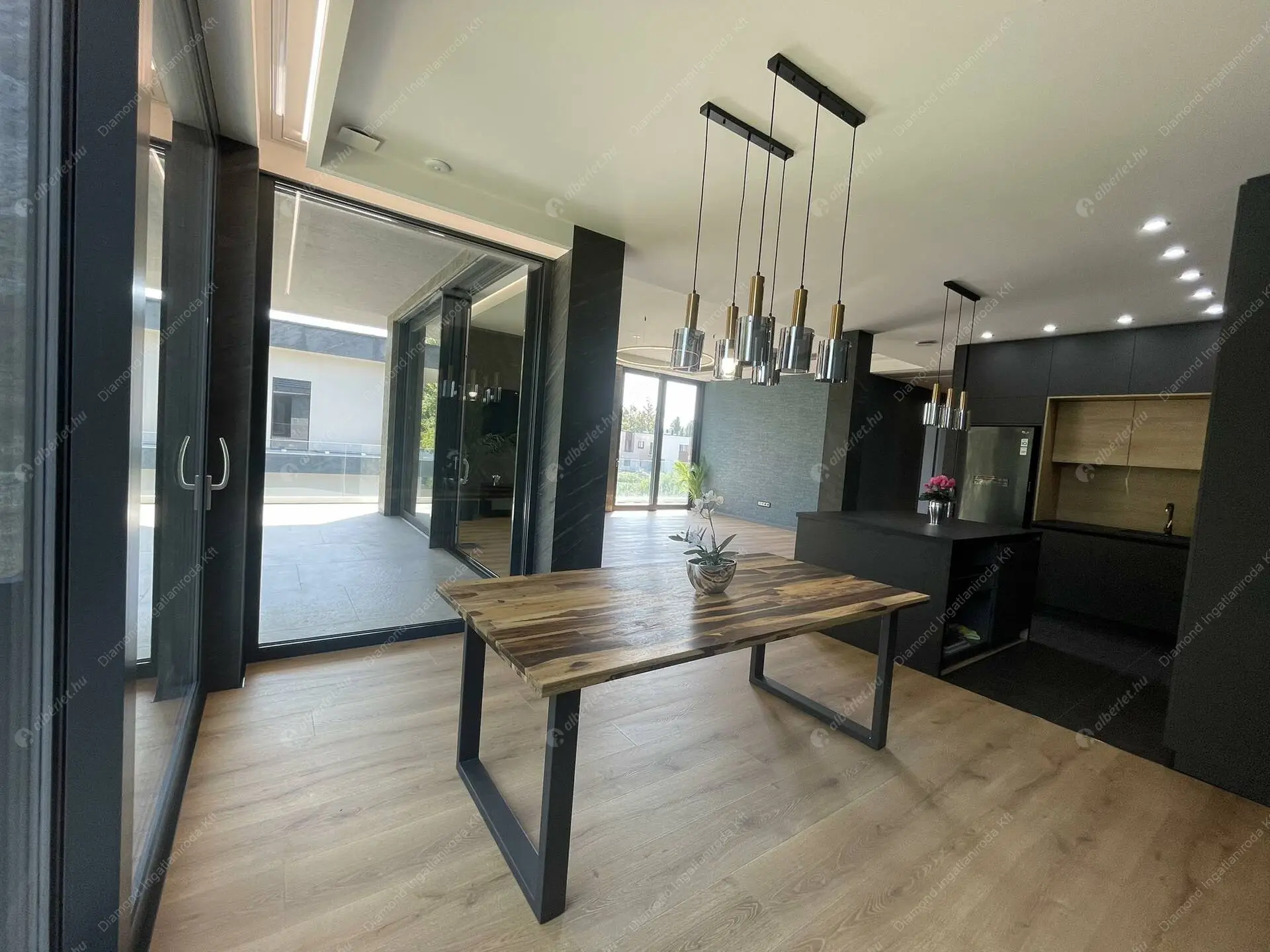 Kiadó albérlet 1662000 Ft/hó áron: Budapest, III. kerület  Királyok útja. Mérete: 250 nm, 4 szobás | Alberlet.hu - 6085590