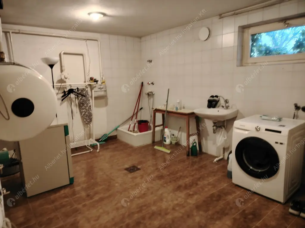 Kiadó albérlet 1400000 Ft/hó áron: Budapest, III. kerület  Remetehegyi út. Mérete: 240 nm, 8 szobás | Alberlet.hu - 6586340