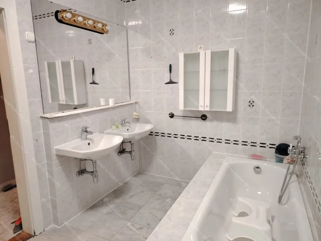 Kiadó albérlet 950000 Ft/hó áron: Budapest, III. kerület  Remetehegyi út. Mérete: 240 nm, 8 szobás | Alberlet.hu - 6639908