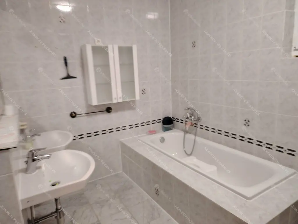 Kiadó albérlet 950000 Ft/hó áron: Budapest, III. kerület  Remetehegyi út. Mérete: 240 nm, 8 szobás | Alberlet.hu - 6639909