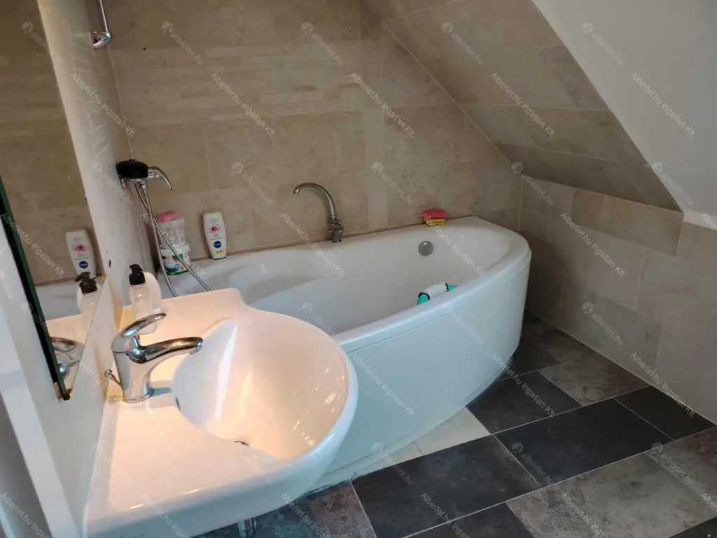 Kiadó albérlet 950000 Ft/hó áron: Budapest, III. kerület  Remetehegyi út. Mérete: 240 nm, 8 szobás | Alberlet.hu - 6639915