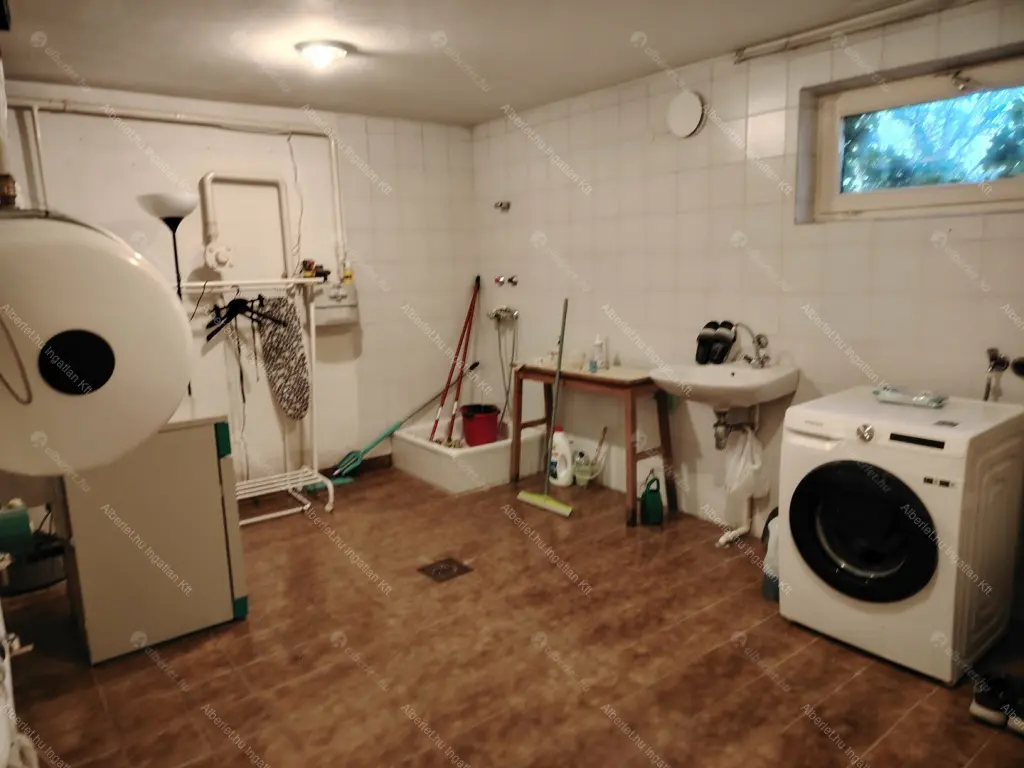 Kiadó albérlet 950000 Ft/hó áron: Budapest, III. kerület  Remetehegyi út. Mérete: 240 nm, 8 szobás | Alberlet.hu - 6639921