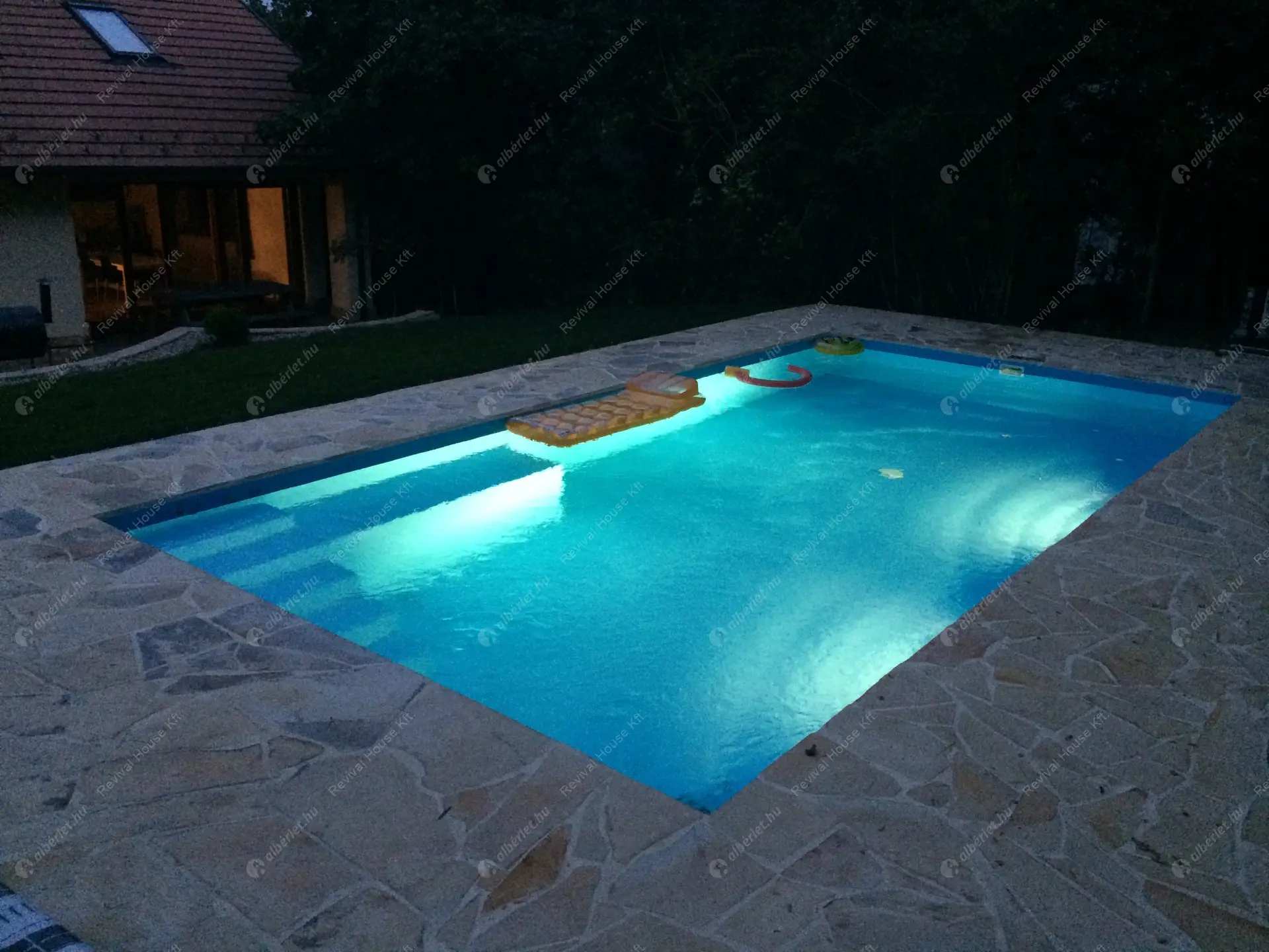 Kiadó albérlet 1240000 Ft/hó áron: Budapest, III. kerület  Remetehegyi út. Mérete: 320 nm, 9 szobás | Alberlet.hu - 6307791