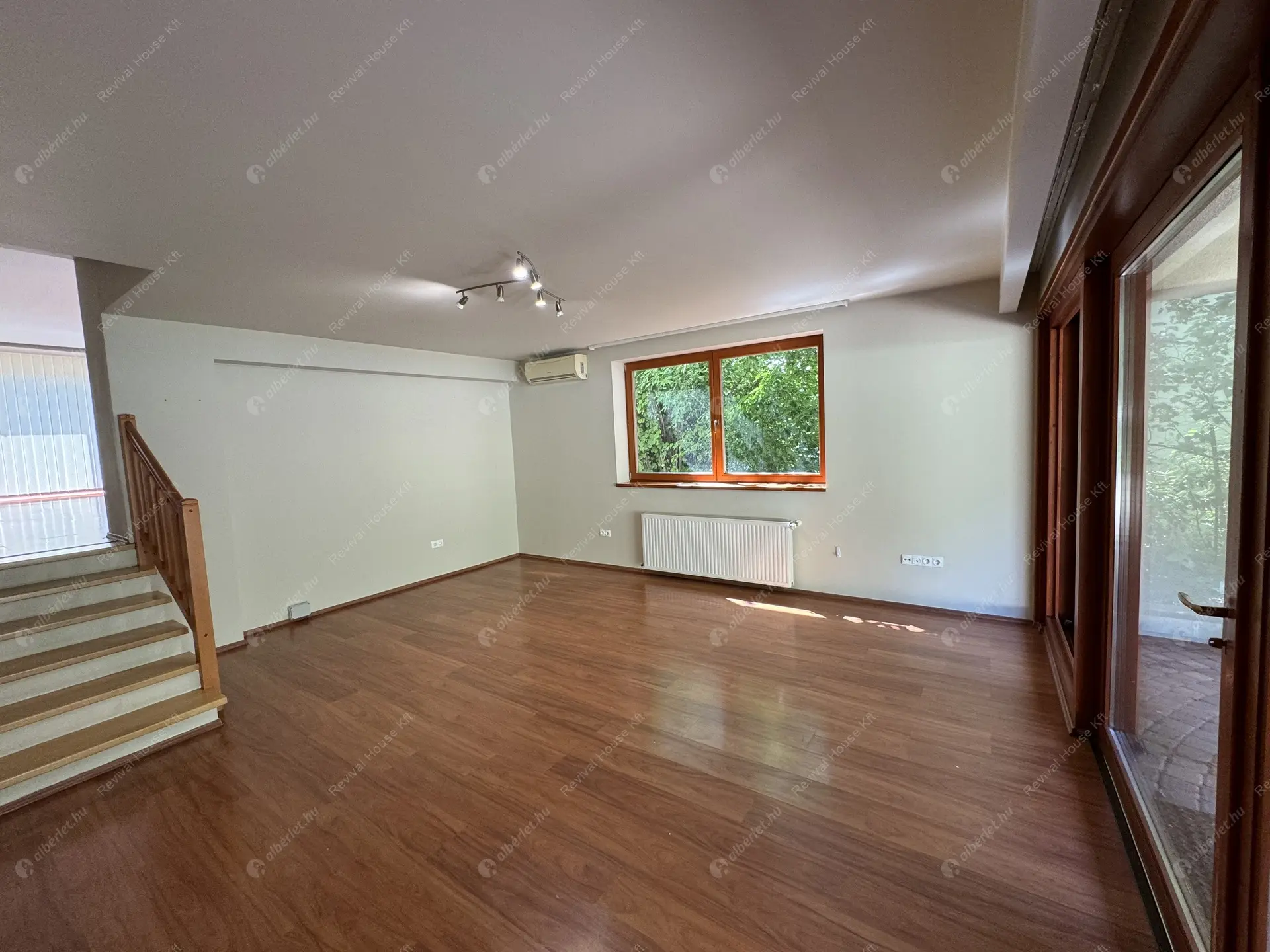 Kiadó albérlet 1240000 Ft/hó áron: Budapest, III. kerület  Remetehegyi út. Mérete: 320 nm, 9 szobás | Alberlet.hu - 6307799