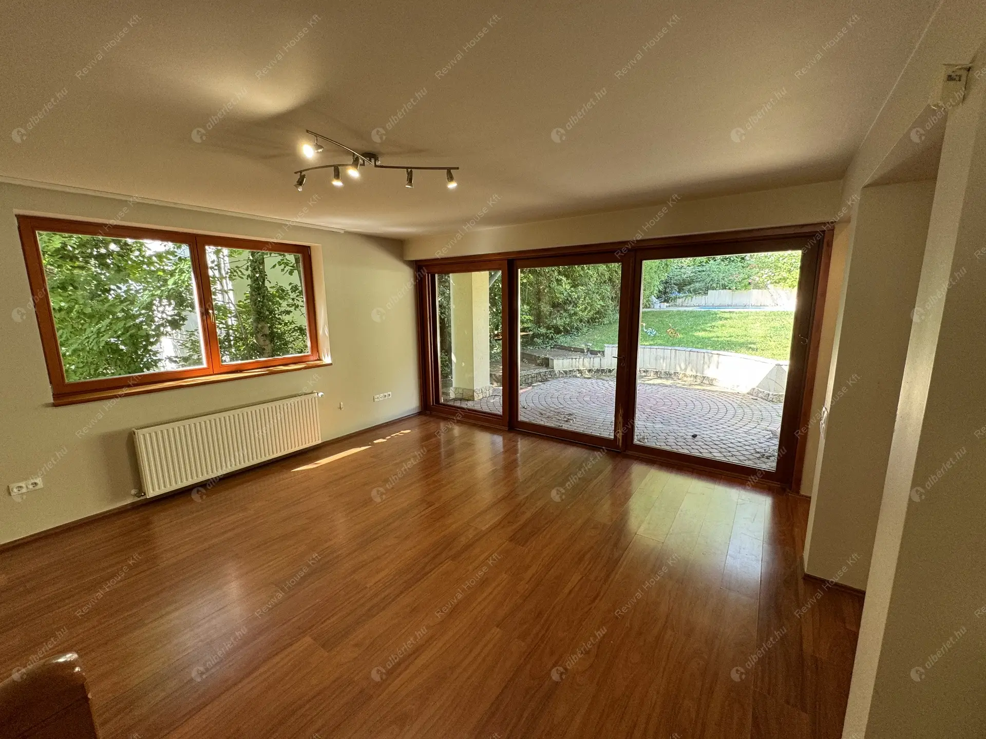 Kiadó albérlet 1240000 Ft/hó áron: Budapest, III. kerület  Remetehegyi út. Mérete: 320 nm, 9 szobás | Alberlet.hu - 6307800