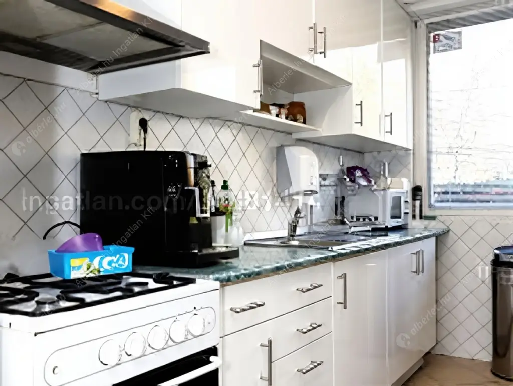 Kiadó albérlet 990000 Ft/hó áron: Budapest, III. kerület  Szentendrei út. Mérete: 200 nm, 8 szobás | Alberlet.hu - 6580495