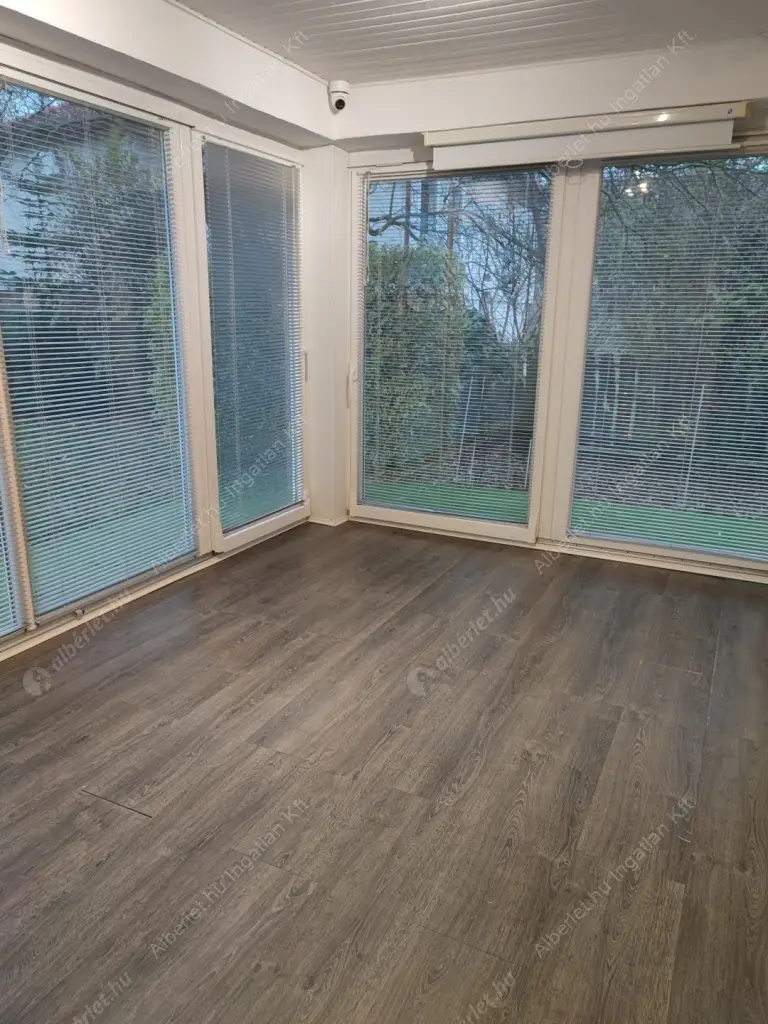 Kiadó albérlet 990000 Ft/hó áron: Budapest, III. kerület  Szentendrei út. Mérete: 200 nm, 8 szobás | Alberlet.hu - 6619408