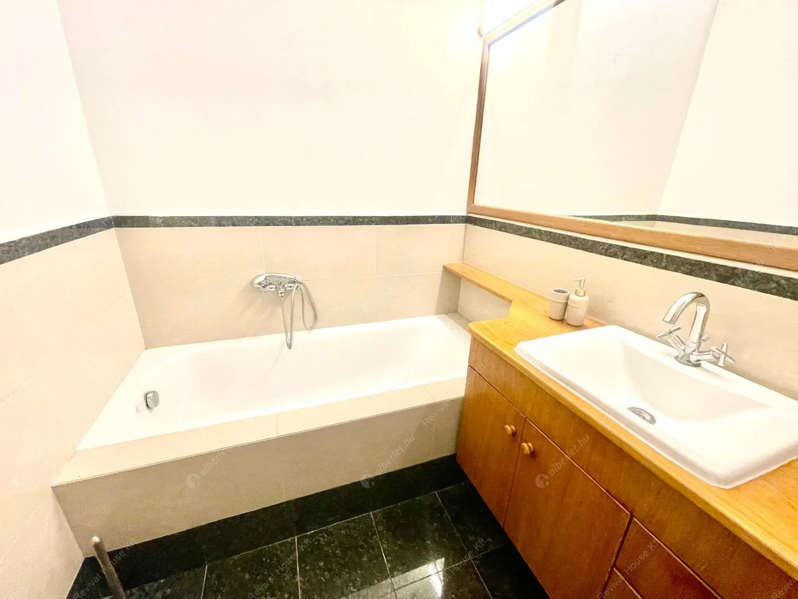 Kiadó albérlet 580000 Ft/hó áron: Budapest, V. kerület  Belgrád rakpart. Mérete: 100 nm, 4 szobás | Alberlet.hu - 6505945