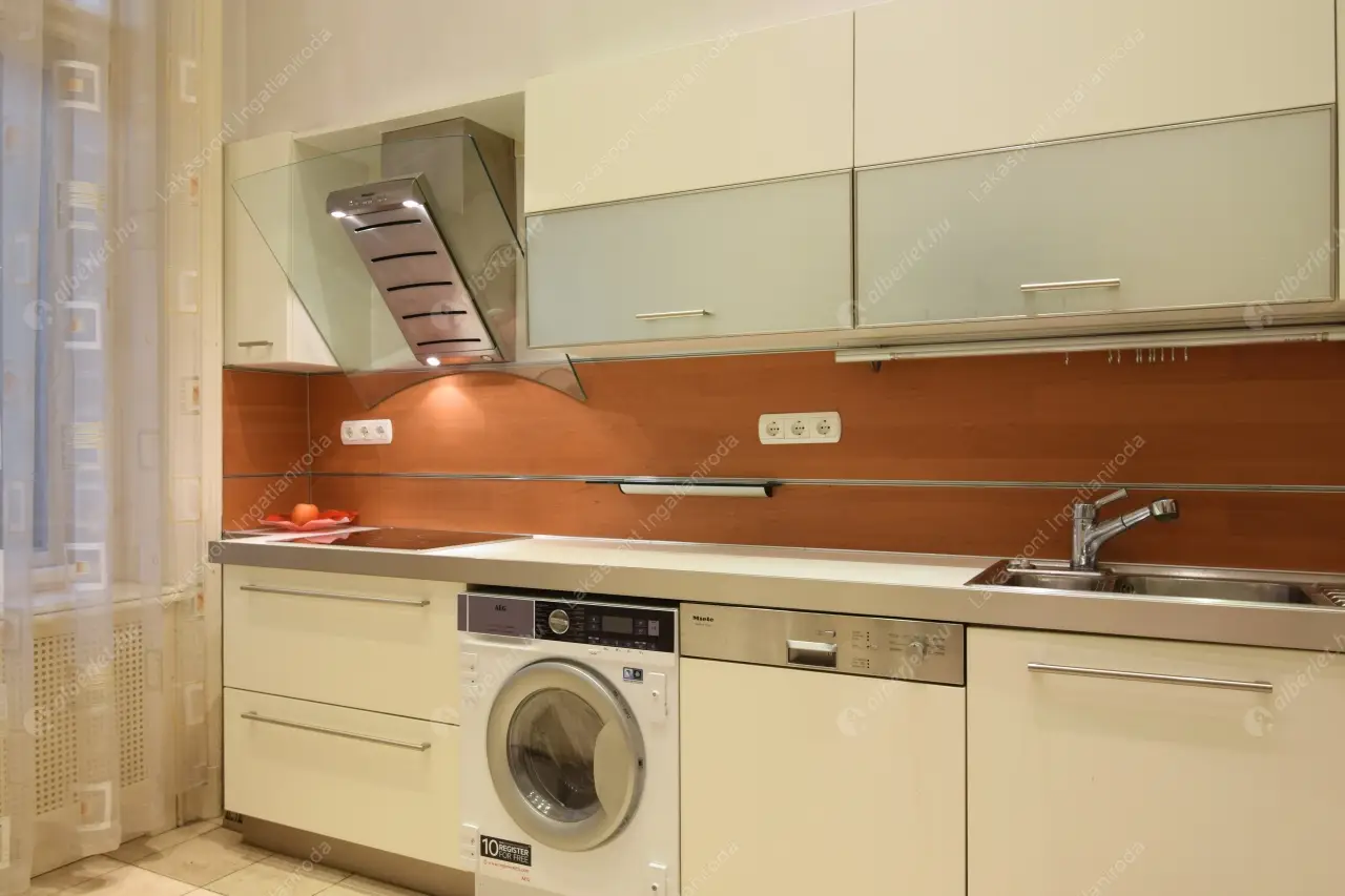 Kiadó albérlet 1150000 Ft/hó áron: Budapest, V. kerület  Belgrád rakpart. Mérete: 165 nm, 3 szobás | Alberlet.hu - 6544149