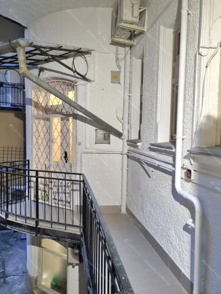 Kiadó albérlet 499000 Ft/hó áron: Budapest, V. kerület  Belgrád rakpart. Mérete: 90 nm, 3 szobás | Alberlet.hu - 6675517