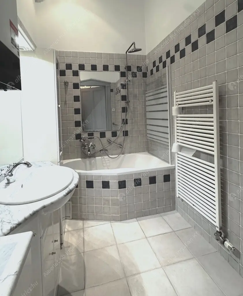 Kiadó albérlet 563000 Ft/hó áron: Budapest, V. kerület  Haris köz. Mérete: 100 nm, 3 szobás | Alberlet.hu - 6638401