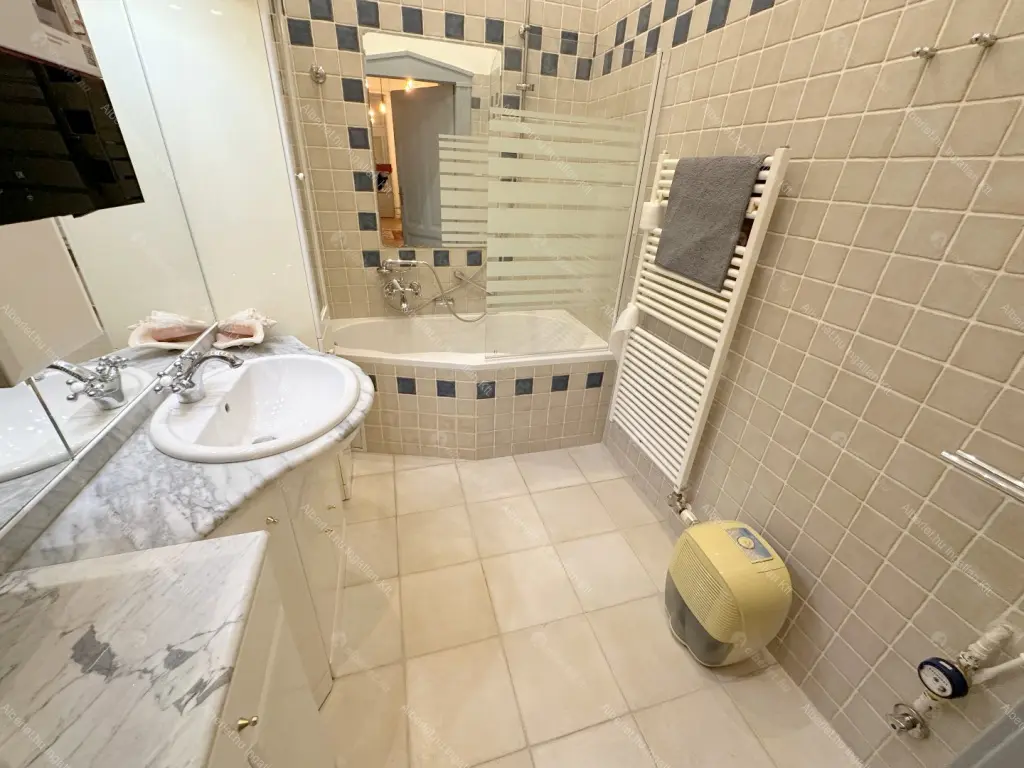 Kiadó albérlet 499000 Ft/hó áron: Budapest, V. kerület  Haris köz. Mérete: 100 nm, 3 szobás | Alberlet.hu - 6659302