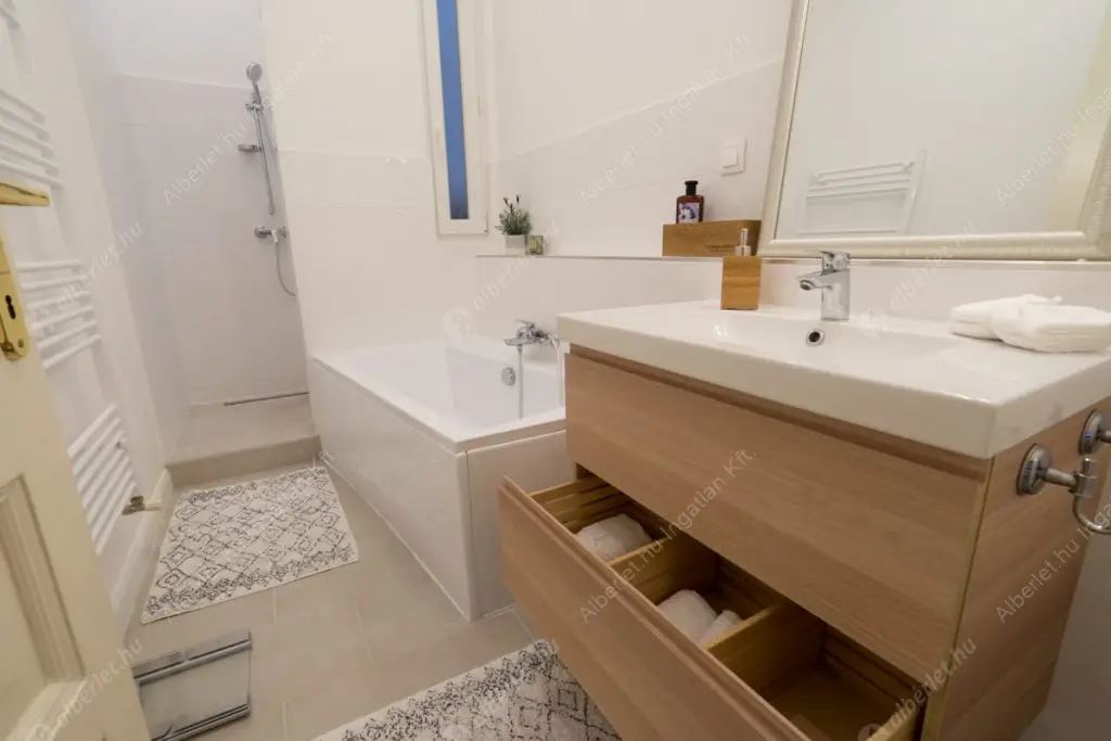 Kiadó albérlet 363000 Ft/hó áron: Budapest, V. kerület  Honvéd utca. Mérete: 54 nm, 2 szobás | Alberlet.hu - 6633394
