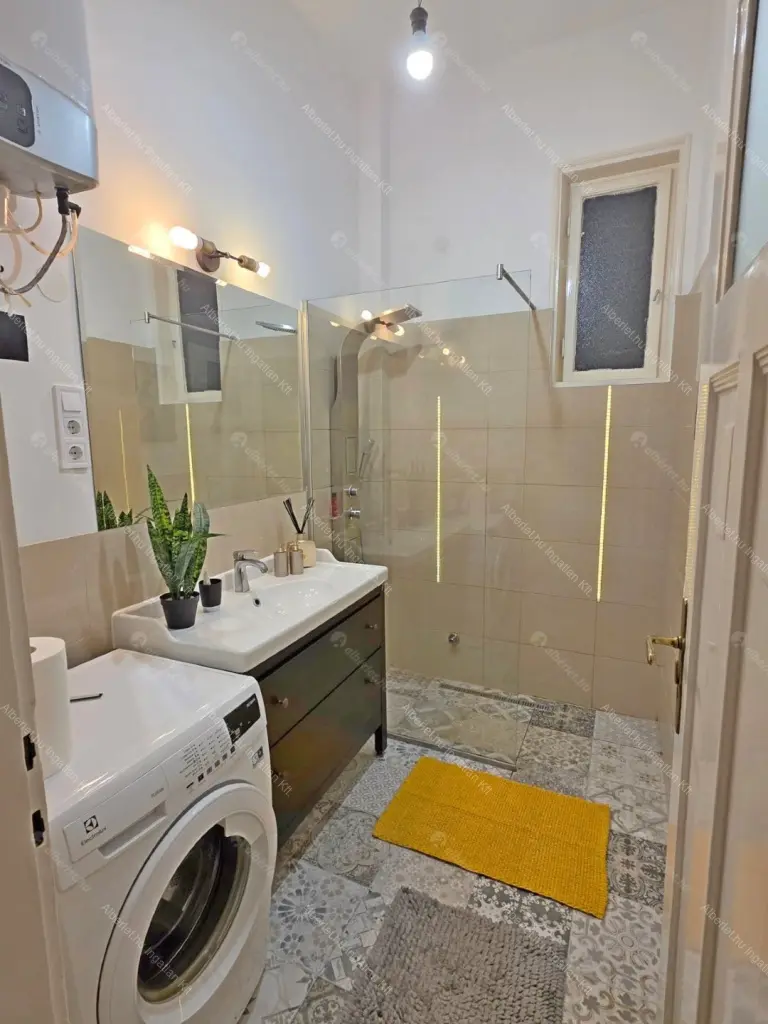 Kiadó albérlet 380000 Ft/hó áron: Budapest, V. kerület  Honvéd utca. Mérete: 75 nm, 2 szobás | Alberlet.hu - 6696971