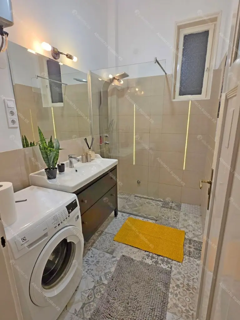 Kiadó albérlet 380000 Ft/hó áron: Budapest, V. kerület  Honvéd utca. Mérete: 75 nm, 2 szobás | Alberlet.hu - 6696972