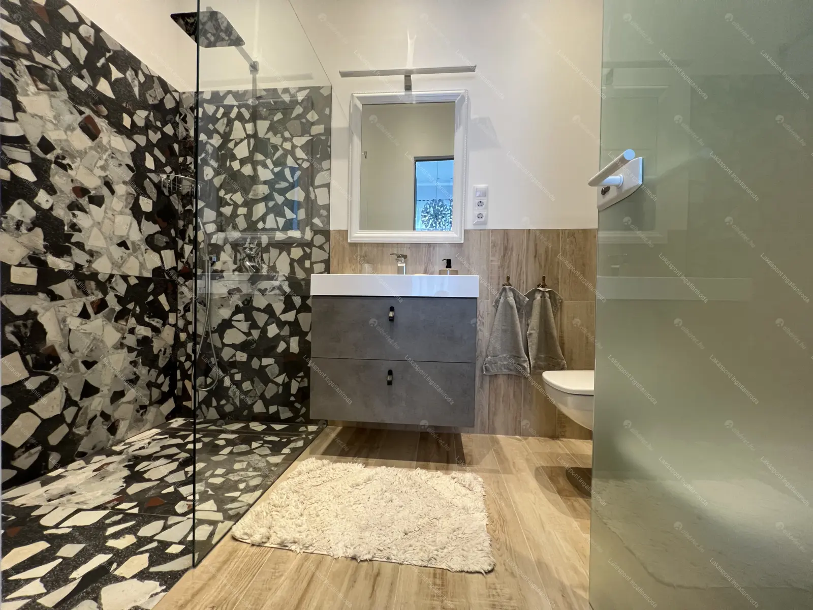 Kiadó albérlet 974000 Ft/hó áron: Budapest, V. kerület  Kálmán Imre utca. Mérete: 112 nm, 3 szobás | Alberlet.hu - 6685417