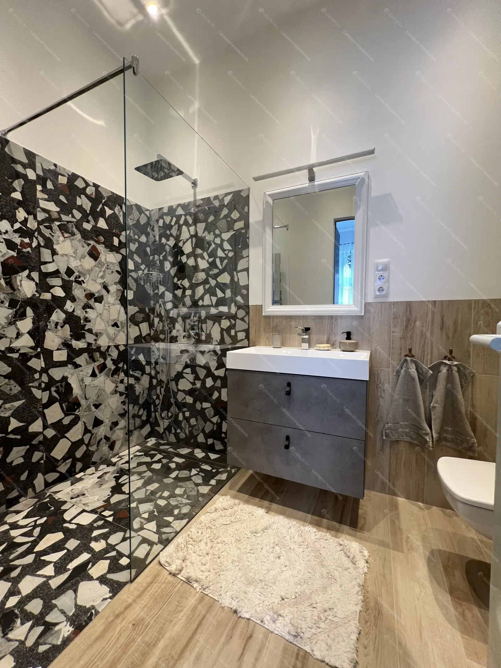 Kiadó albérlet 974000 Ft/hó áron: Budapest, V. kerület  Kálmán Imre utca. Mérete: 112 nm, 3 szobás | Alberlet.hu - 6685418