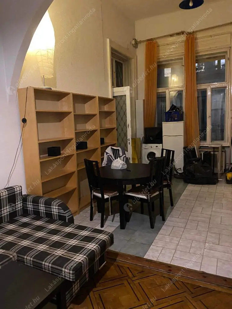 Kiadó albérlet 348000 Ft/hó áron: Budapest, V. kerület  Károly körút. Mérete: 100 nm, 4 szobás | Alberlet.hu - 6533442