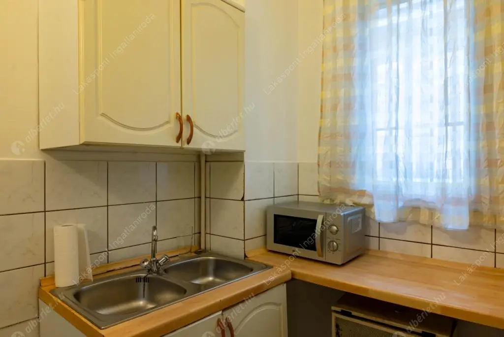 Kiadó albérlet 458000 Ft/hó áron: Budapest, V. kerület  Károly körút. Mérete: 100 nm, 4 szobás | Alberlet.hu - 6580772