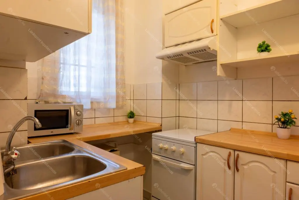 Kiadó albérlet 454000 Ft/hó áron: Budapest, V. kerület  Károly krt . Mérete: 100 nm, 4 szobás | Alberlet.hu - 6647466