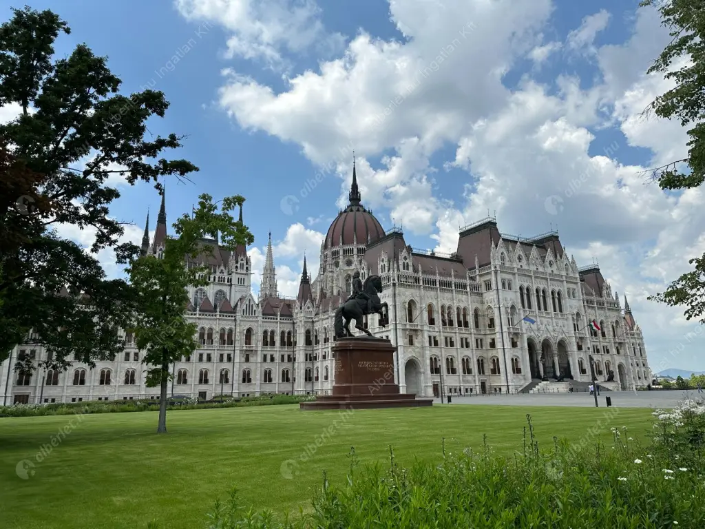 Kiadó albérlet 543000 Ft/hó áron: Budapest, V. kerület  Kossuth Lajos tér. Mérete: 92 nm, 3 szobás | Alberlet.hu - 6518715