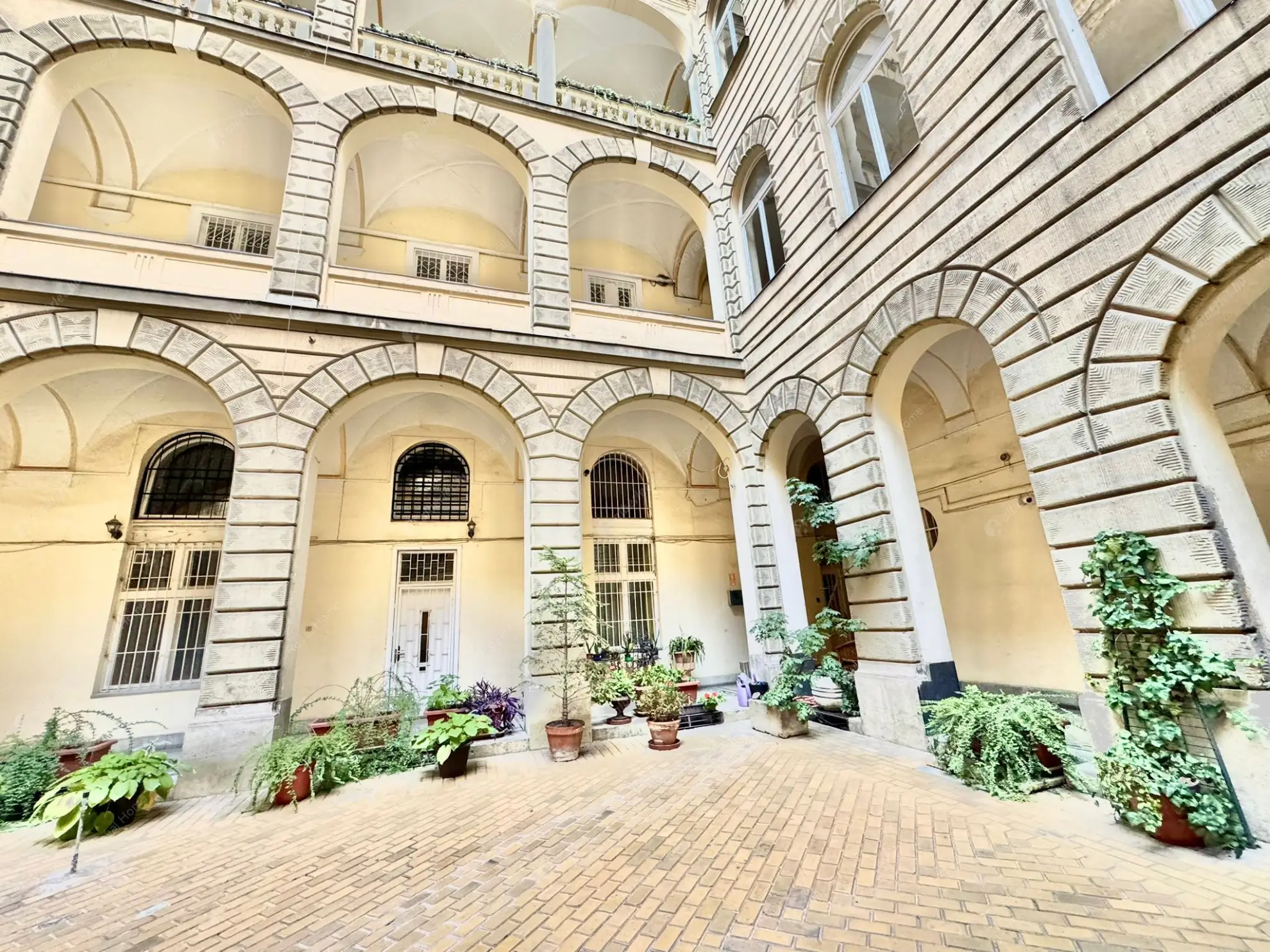 Kiadó albérlet 250000 Ft/hó áron: Budapest, V. kerület  Kossuth Lajos utca. Mérete: 35 nm, 2 szobás | Alberlet.hu - 6618550