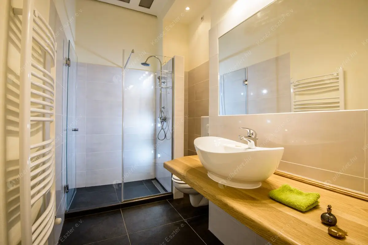 Kiadó albérlet 350000 Ft/hó áron: Budapest, V. kerület  Kossuth Lajos utca. Mérete: 68 nm, 2 szobás | Alberlet.hu - 6401565