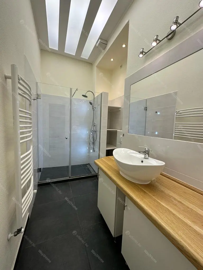 Kiadó albérlet 330000 Ft/hó áron: Budapest, V. kerület  Kossuth Lajos utca. Mérete: 68 nm, 2 szobás | Alberlet.hu - 6667670