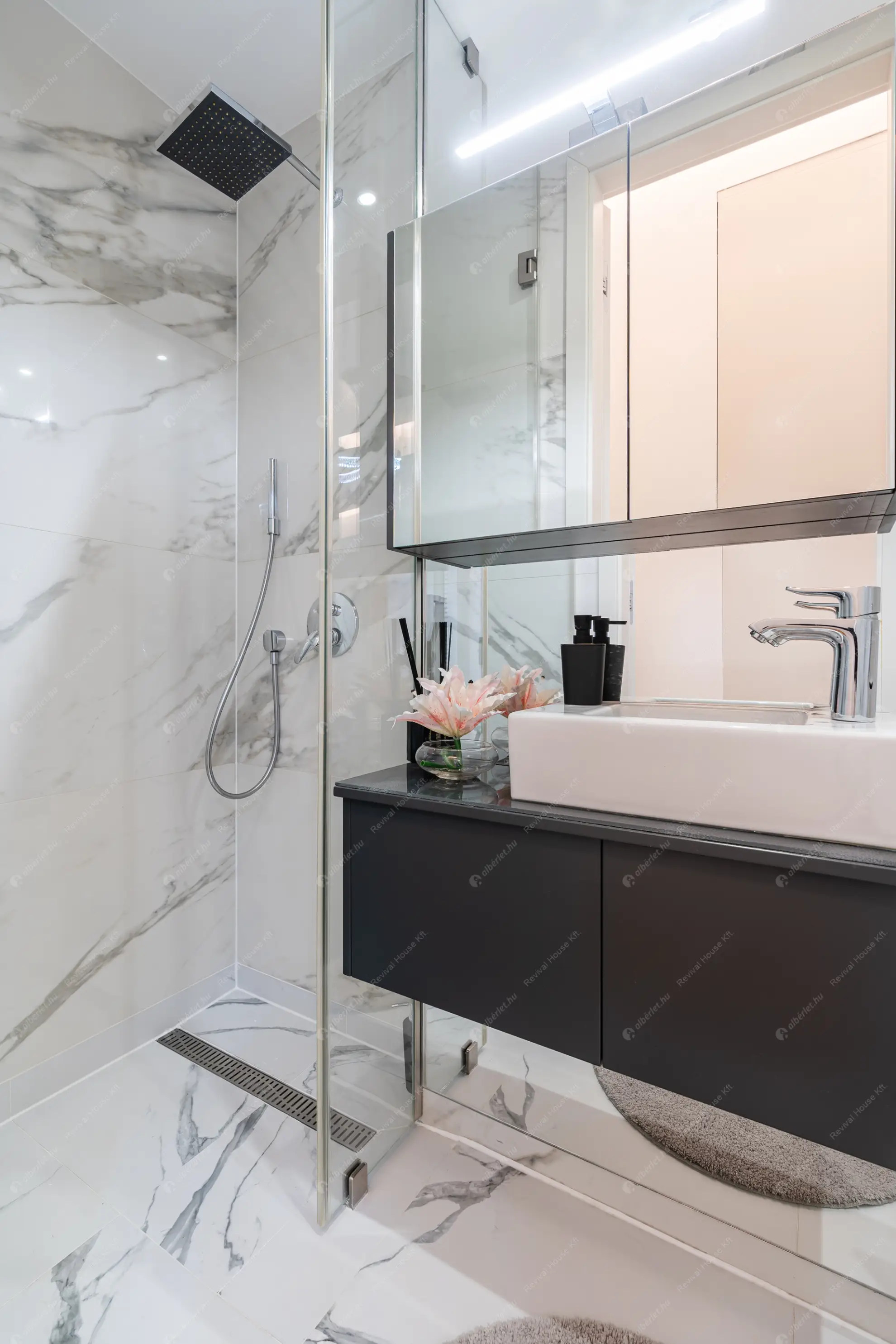 Kiadó albérlet 1290000 Ft/hó áron: Budapest, V. kerület  Kristóf tér. Mérete: 133 nm, 1 szobás | Alberlet.hu - 6586987